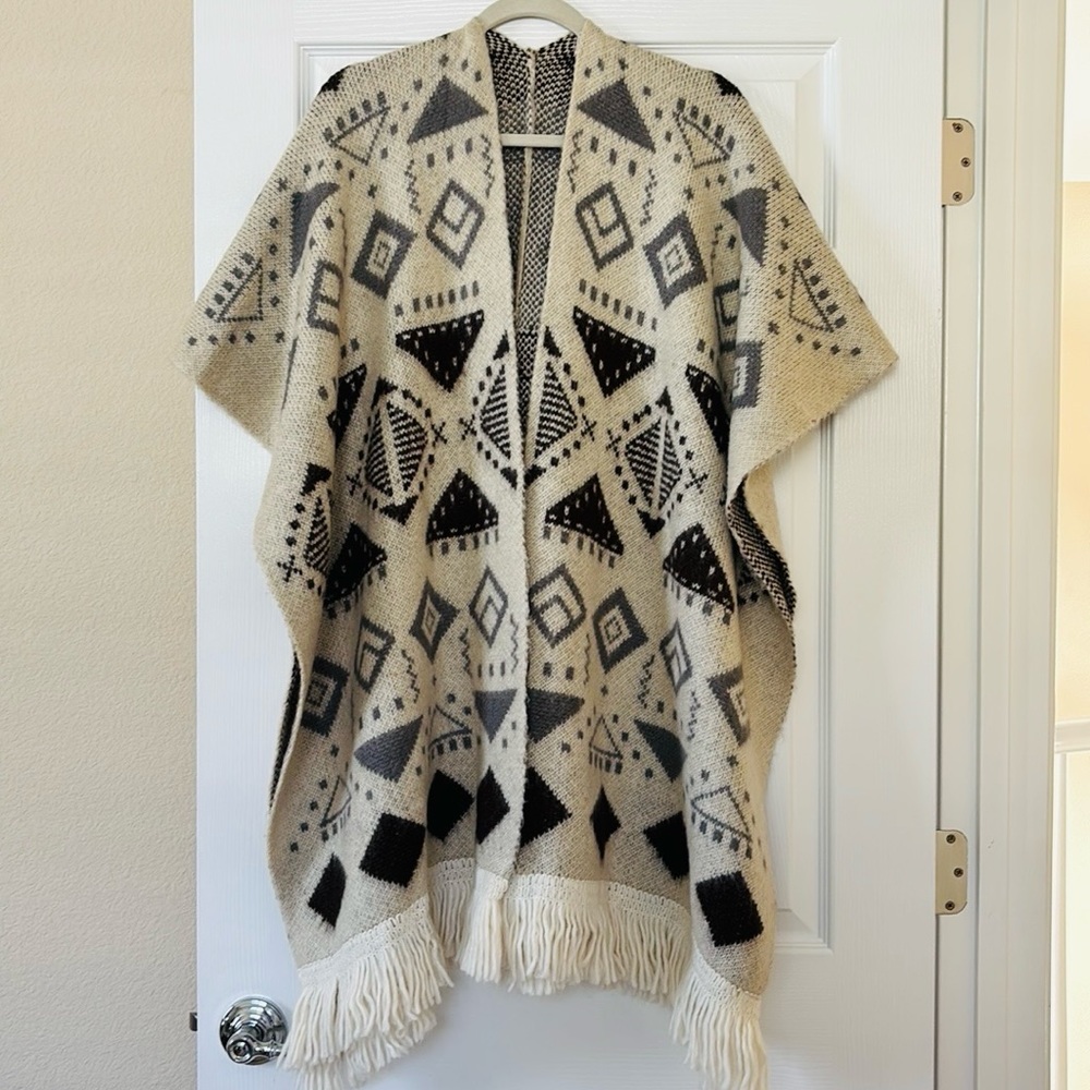 Melrose and Market Geometric Patterned Fringe-Trimmed Ruana
